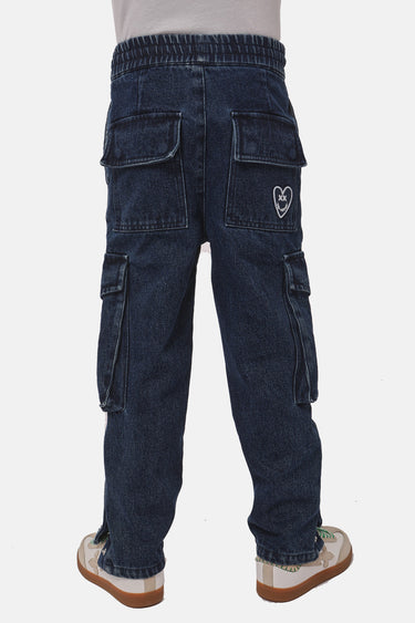 Pantalon cargo Pafran Bleu Jean vu de dos, denim foncé, poches à rabat, écusson coeur blanc, taille élastiquée
