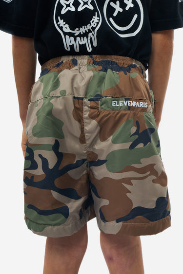 Short Parker Camouflage, zoom sur le dos, poche arrière à étiquette ELEVENPARIS et t-shirt noir à visages blancs