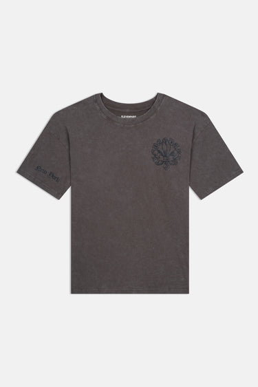 T-shirt Passau Gris Délavé de face à plat, petit emblème fleur de lys sur la poitrine et New York sur la manche