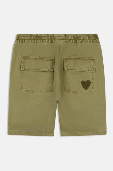 Short cargo Piranha Kaki à plat vu de dos, poches plaquées à rabat et petit coeur brodé foncé, fond blanc
