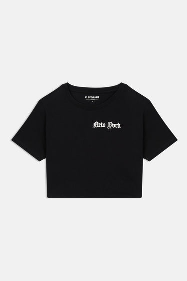 T-shirt court Plume Noir de face à plat, inscription New York blanche en lettres gothiques sur la poitrine