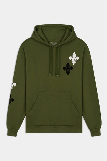 Sweat à capuche Poncho Kaki de face à plat, poche kangourou, deux fleurs de lys blanche et noire sur la poitrine