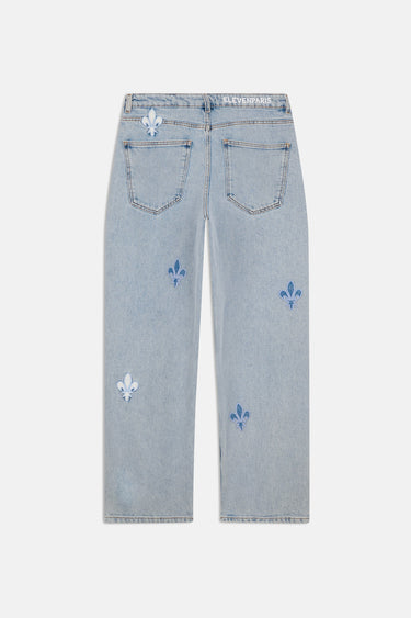 Jean Pretty Bleu Clair à plat, de dos, poches arrière, étiquette à la ceinture et fleurs de lys bleues et blanches