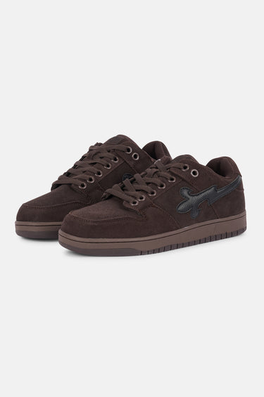 Paire de baskets District V6 Marron en trois quarts, daim marron foncé, motif fleur de lys noir, semelle marron