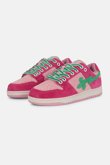 Baskets District V6 Rose, paire vue de trois quarts avant, daim rose et fuchsia, lacets verts