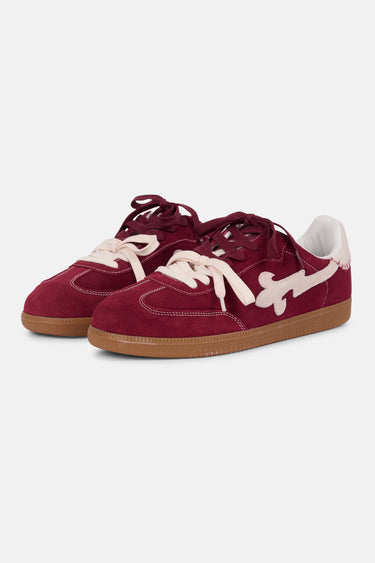 Baskets Pasadena Bordeaux, paire vue de trois quarts avant, daim bordeaux, lacets crème, semelle gomme