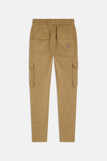 Pantalon cargo Suede Beige vu de dos à plat, poches à rabat et petit coeur brodé sur la poche arrière