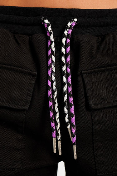 Suede blk noir en gros plan sur la taille, cordon tressé violet et blanc et poches à rabat