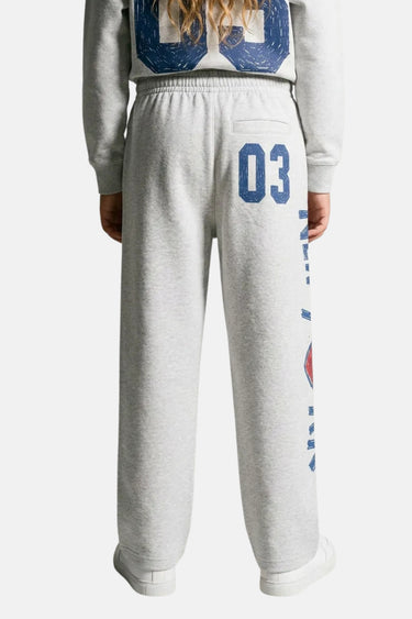 Jogging Tada Gris Chiné porté vu de dos par un enfant, numéro 03 bleu sur la poche arrière