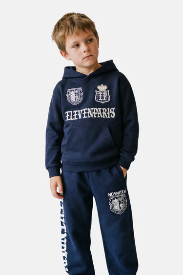 Sweat à capuche Tal Bleu Marine porté par un garçon avec jogging assorti, écussons et inscription ELEVENPARIS