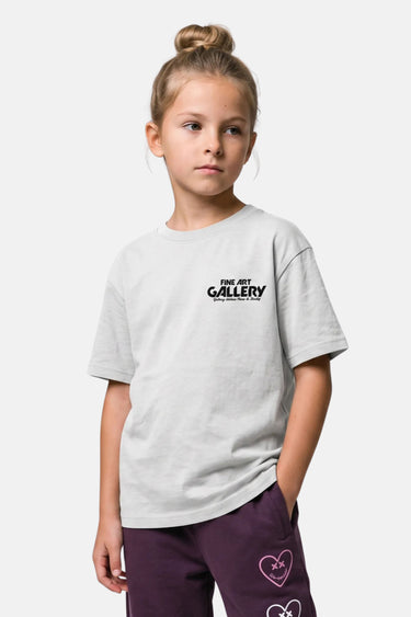 T-shirt Tallon Blanc en plan resserré sur une fillette, inscription Fine Art Gallery sur la poitrine