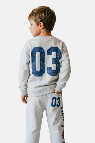 Sweat col rond Tami Gris Chiné porté vu de dos par un garçon, grand numéro 03 bleu