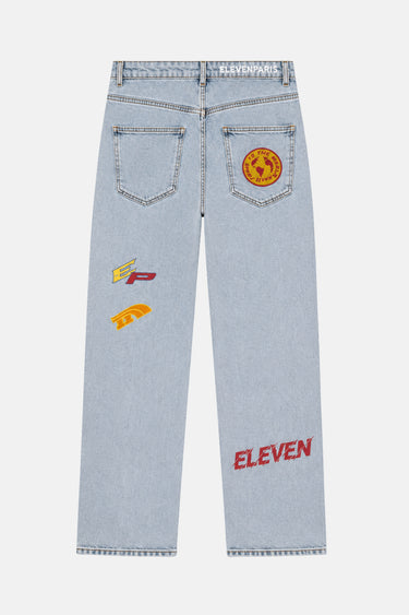 Jean Tatiana Baby Blue délavé à plat, de dos, écusson jaune sur la poche et inscription rouge Eleven