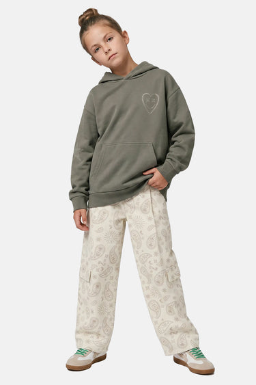 Sweat à capuche enfant Tchild Kaki porté par une fille en pied, avec pantalon cargo écru à motifs smiley