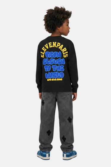 T-shirt manches longues Teddy Noir porté par un enfant, de dos, inscription From Eleven to the World, jean noir à croix