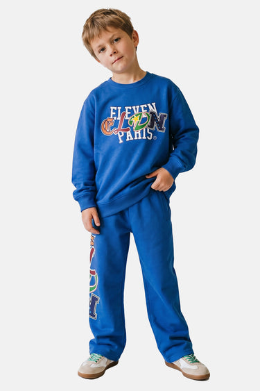 Sweat col rond enfant Tylou Bleu porté par un garçon, lettrage Eleven Paris et patchs ELVN, avec jogging assorti