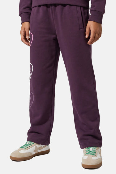Jogging Tess Aubergine porté, de face, coupe droite, cœurs smiley sur la jambe et baskets beiges à lacets verts