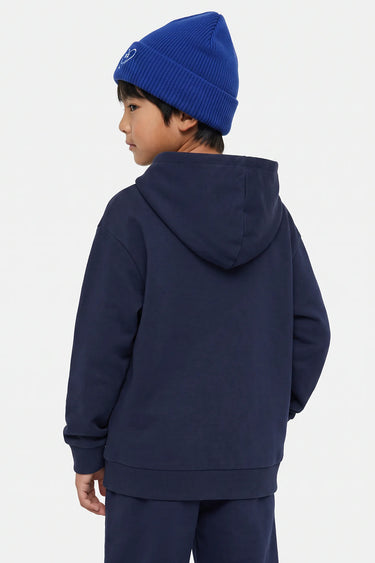 Sweat à capuche Tignes Bleu Marine porté de dos par un garçon avec bonnet bleu