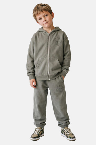 Jogging Topi Kaki porté par un garçon avec sweat zippé à capuche assorti, tenue complète de face