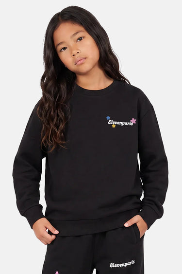 Sweat col rond Timi Noir porté de face par une fille, broderie Elevenparis et étoiles sur la poitrine