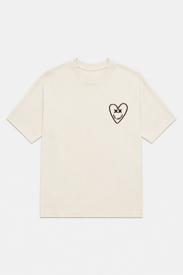 T-shirt Tirana Écru à plat de face, petit coeur noir brodé sur la poitrine