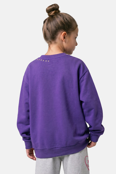 Sweat col rond Titi Violet porté de dos par une fille, uni avec petites croix brodées sur la nuque
