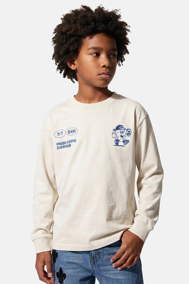 T-shirt à manches longues Toffee Écru porté de face par un garçon, petit motif bleu Fresh Coffe Everyday