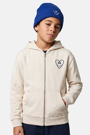 Sweat à capuche zippé Tomi Écru porté de face par un garçon avec bonnet bleu, petit coeur brodé