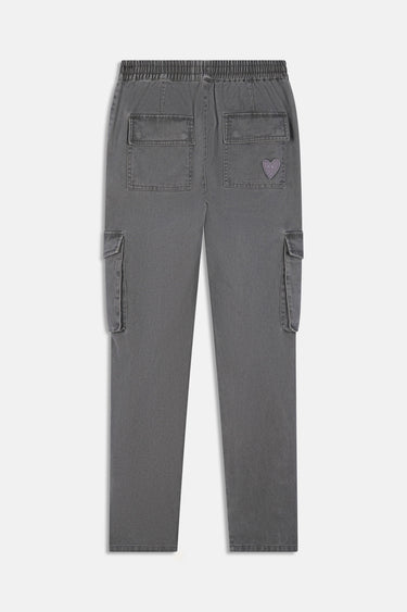 Pantalon cargo Suede Gris à plat de dos, poches arrière à rabat et petit coeur brodé