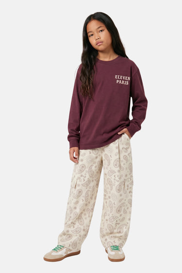 Sweat col rond Tooky Bordeaux porté de face par une fille, inscription Eleven Paris blanche sur la poitrine
