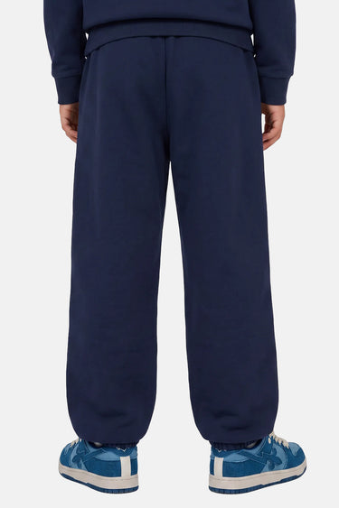 Jogging Topi Bleu Marine porté de dos par un enfant, uni avec baskets bleues