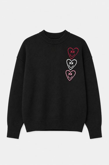 Sweat col rond Torino Noir de face à plat sur fond blanc, trois cœurs brodés rouge, blanc et rose