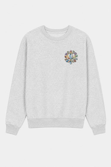 Sweat col rond Torrance Gris Chiné de face à plat sur fond blanc, petite fleur de lys colorée brodée à la poitrine