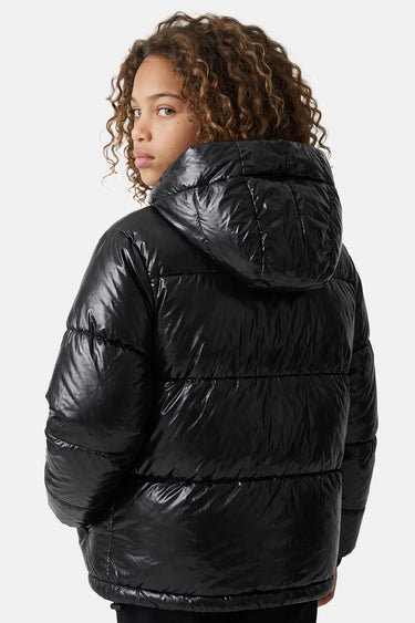 Doudoune à capuche Toupie Black noir brillant portée de dos par une enfant, matelassage horizontal