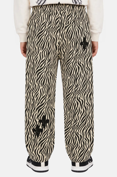 Jogging Tov Zebre porté de dos par un enfant, motif zébré noir et écru et fleurs de lys noires brodées