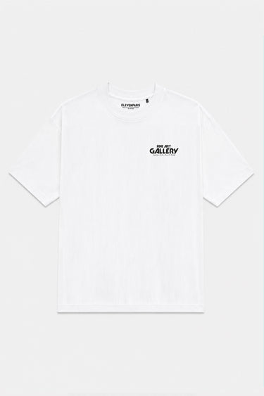 T-shirt Tran Blanc de face à plat sur fond blanc, petit logo Fine Art Gallery noir sur la poitrine