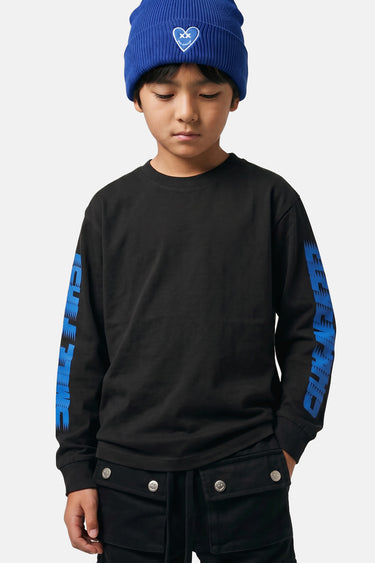T-shirt manches longues Troy Noir Délavé porté par un garçon avec bonnet bleu, lettrage bleu sur les manches
