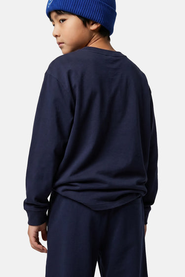 T-shirt manches longues Turbo Bleu Marine porté de dos par un enfant avec bonnet bleu, dos uni