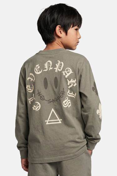 T-shirt manches longues Twist Kaki porté de dos par un garçon, smiley No Snitch entouré de lettres gothiques Eleven Paris