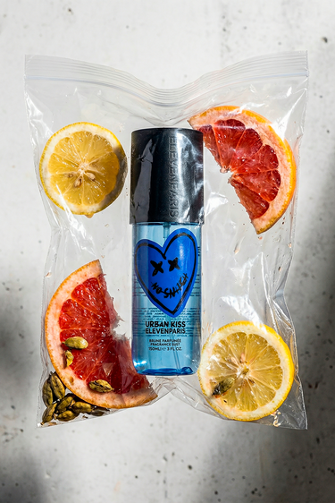 Brume parfumée Urban Kiss Eleven Paris bleue dans un sachet transparent avec pamplemousse, citron et cardamome