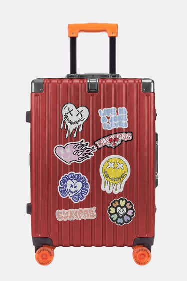Valise Fugers Rouge S de face, coque rouge avec patchs colorés, poignée télescopique et roulettes orange