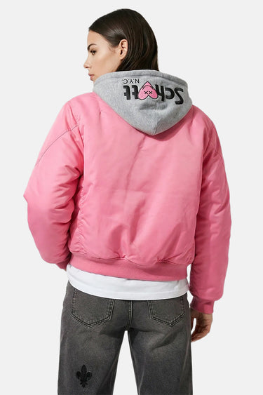Blouson Eschott Rose porté de dos par une mannequin femme, capuche grise amovible avec inscription et cœur rose