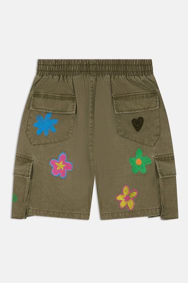 Short cargo Jolan Kaki à plat, vue de dos, poches à rabat, cœur noir brodé et fleurs multicolores